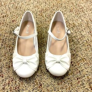 Little Girls White Dress Shoes with Slight Heal Faux Patent white leather Size 1